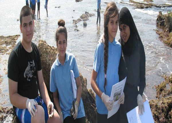  باحثون بيئيون من المدرسة الثانوية الشاملة في جولة تعليمية على شاطئ البحر